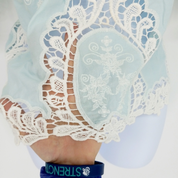 Boutique Small Light Blue Lace Bell Sleeve Button Back Blouse - Picture 2 of 6